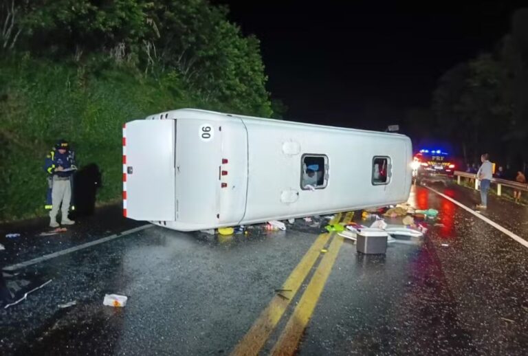 Ônibus que tombou na BR-277