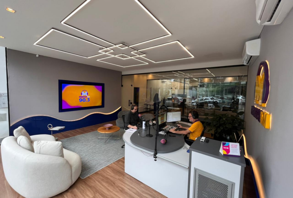 Massa FM Dourados completa um ano e celebra com sorteio de prêmios