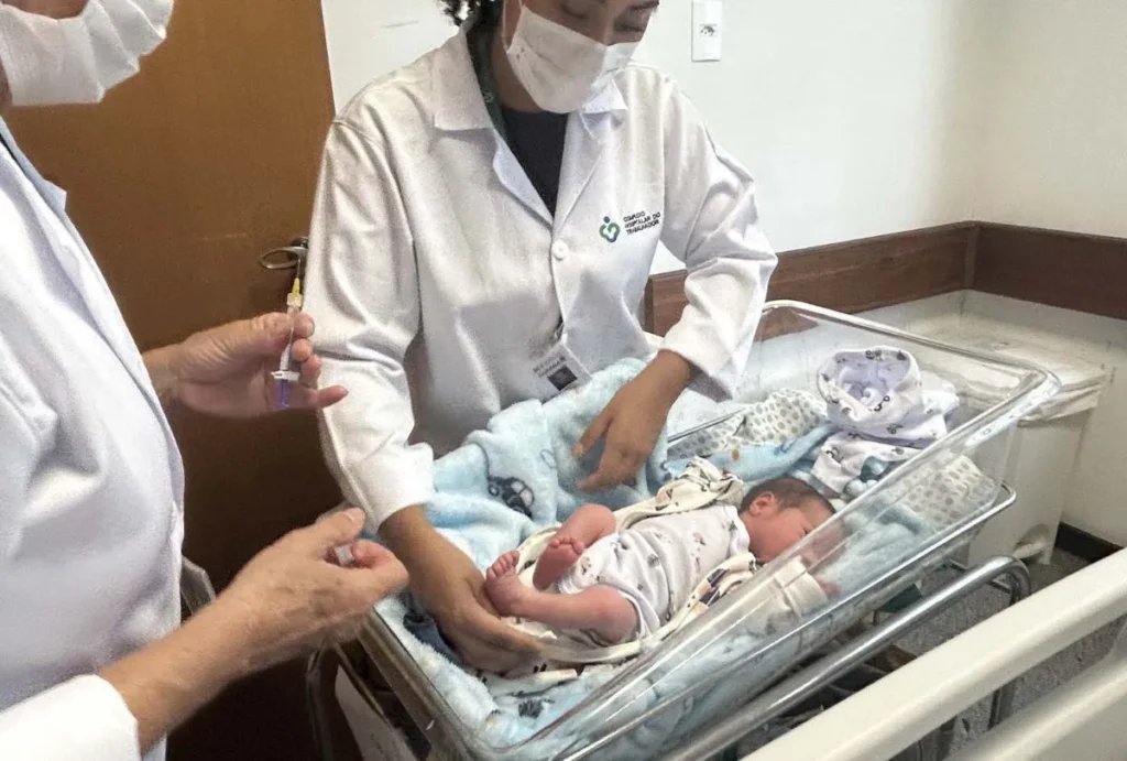 Bebê tomando a medicação em maternidade.