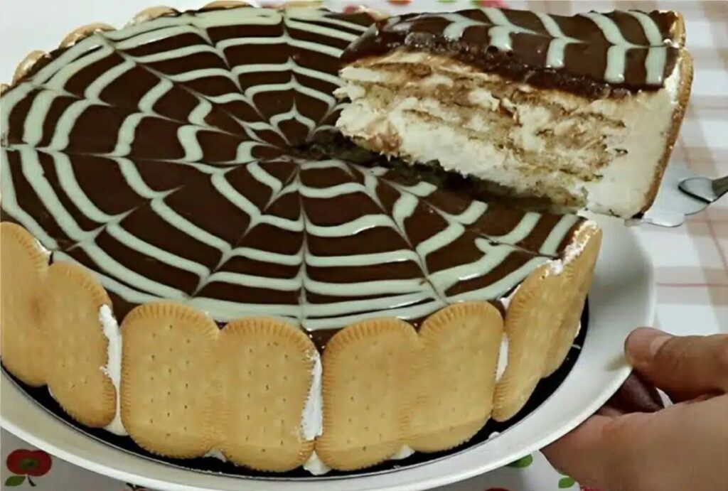 Fatia de torta alemã sendo cortada.