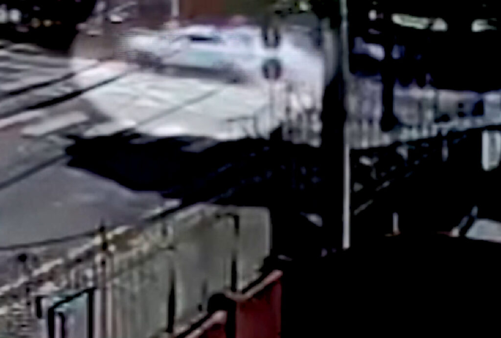 Print de câmera de segurança mostrando acidente no bairro Boa Vista, em Curitiba