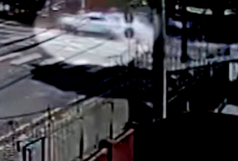 Print de câmera de segurança mostrando acidente no bairro Boa Vista, em Curitiba