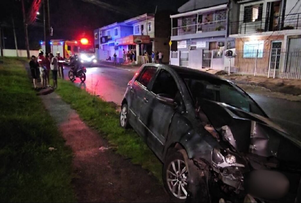 Carro destruído após bater em poste