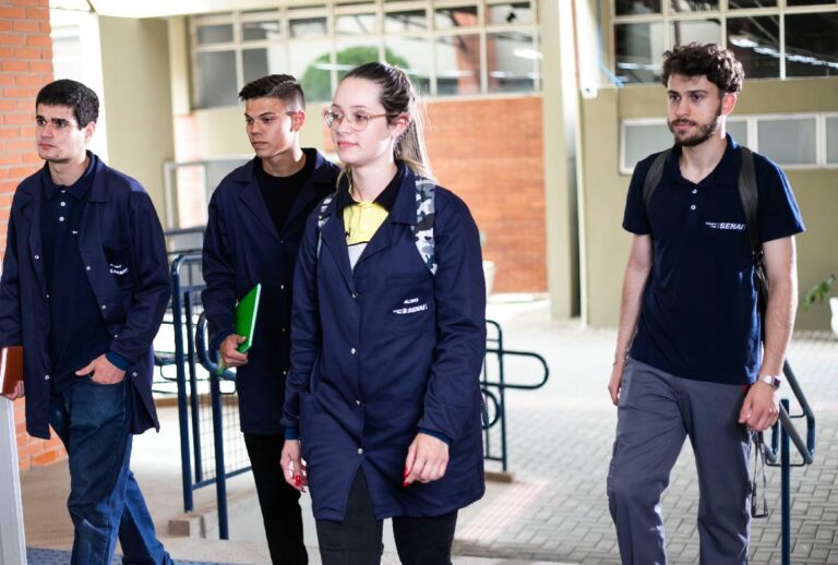 Alunos do Senai chegando em escola técnica para início das aulas