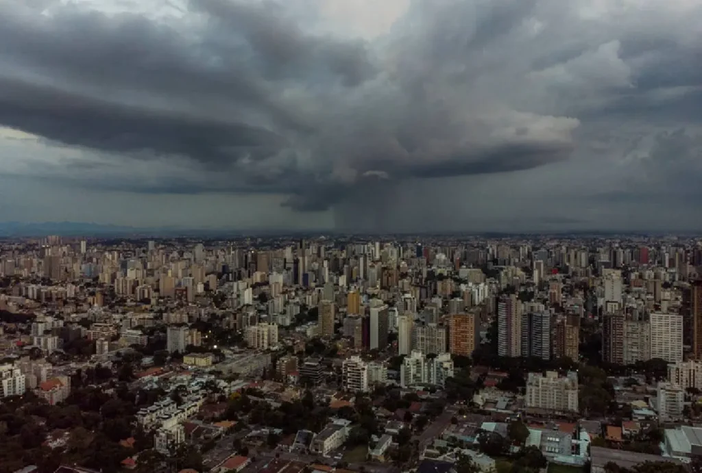 Cidade vista de cima com chuva