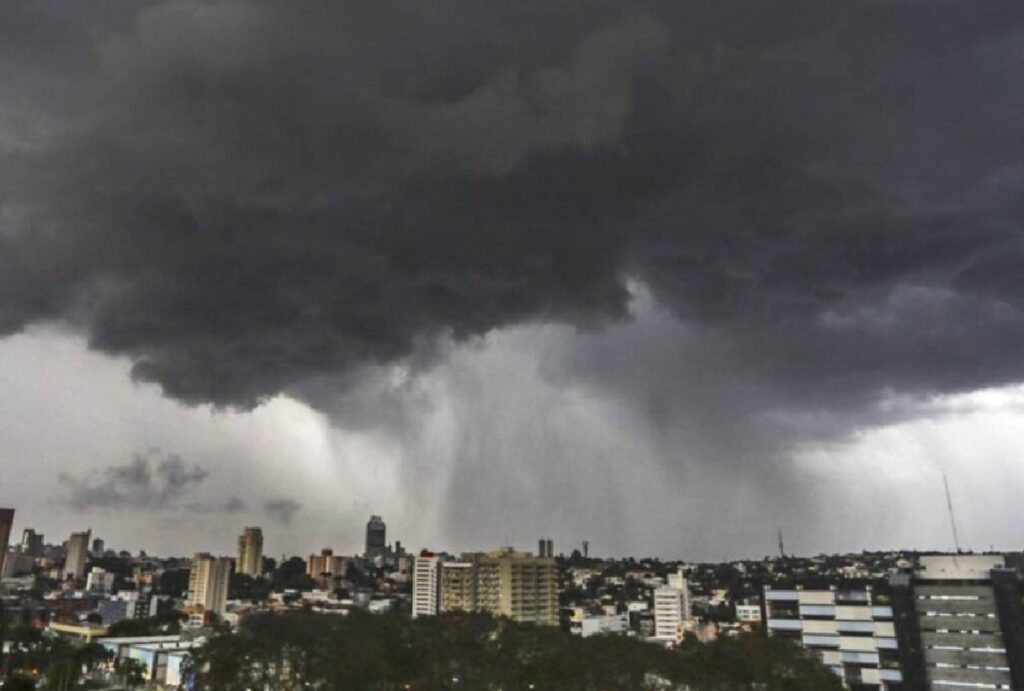 Cidade vista de cima com chuva