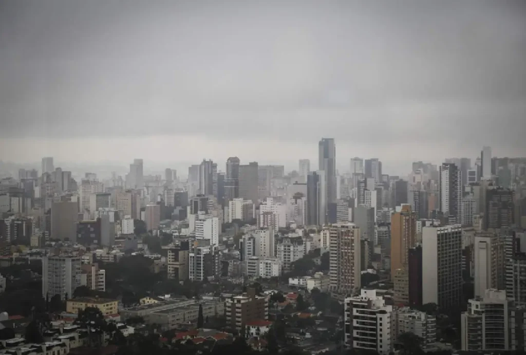Cidade vista de cima com céu nublado