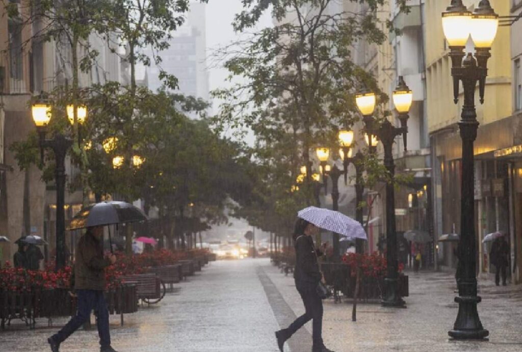 Duas pessoas segurando guarda-chuva