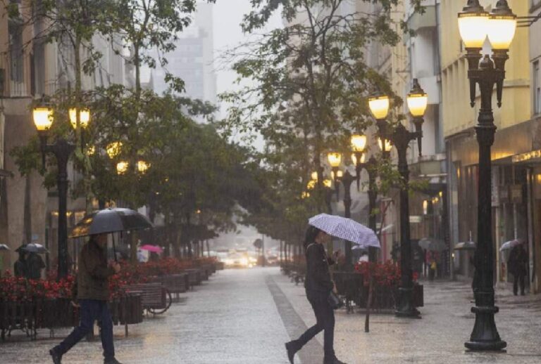 Duas pessoas segurando guarda-chuva
