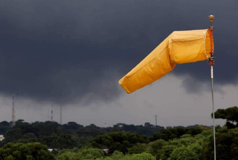 Céu nublado com bandeira amarela