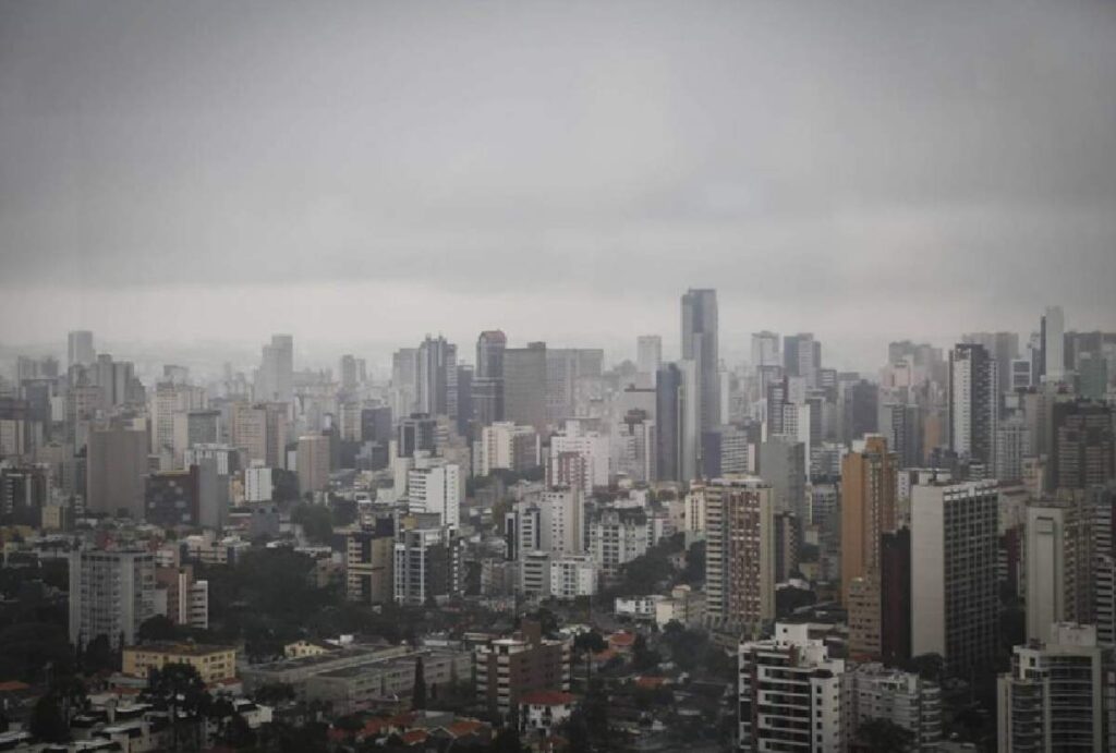 Curitiba vista de cima com céu nublado