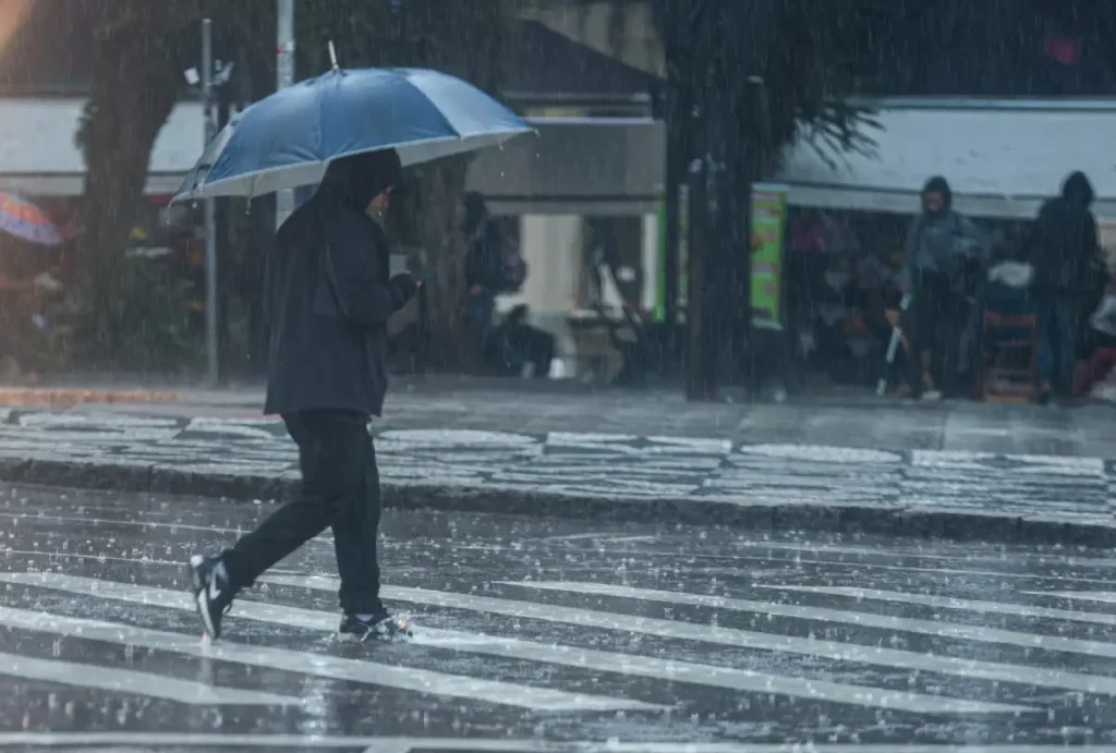 Homem segurando guarda-chuva