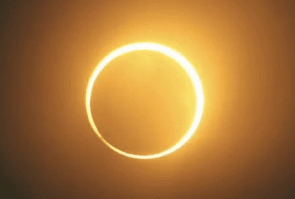Imagem real de eclipse solar anular, fenômeno chamado de Anel de Fogo