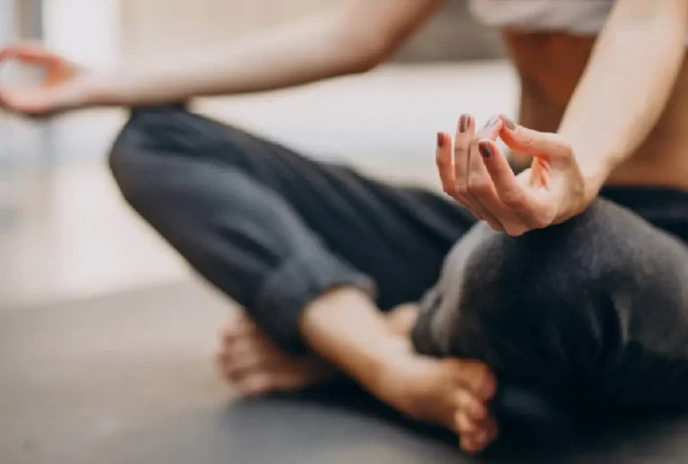 Mulher praticando yoga
