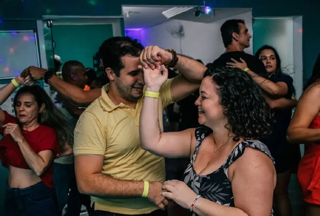 Casal dançando forró