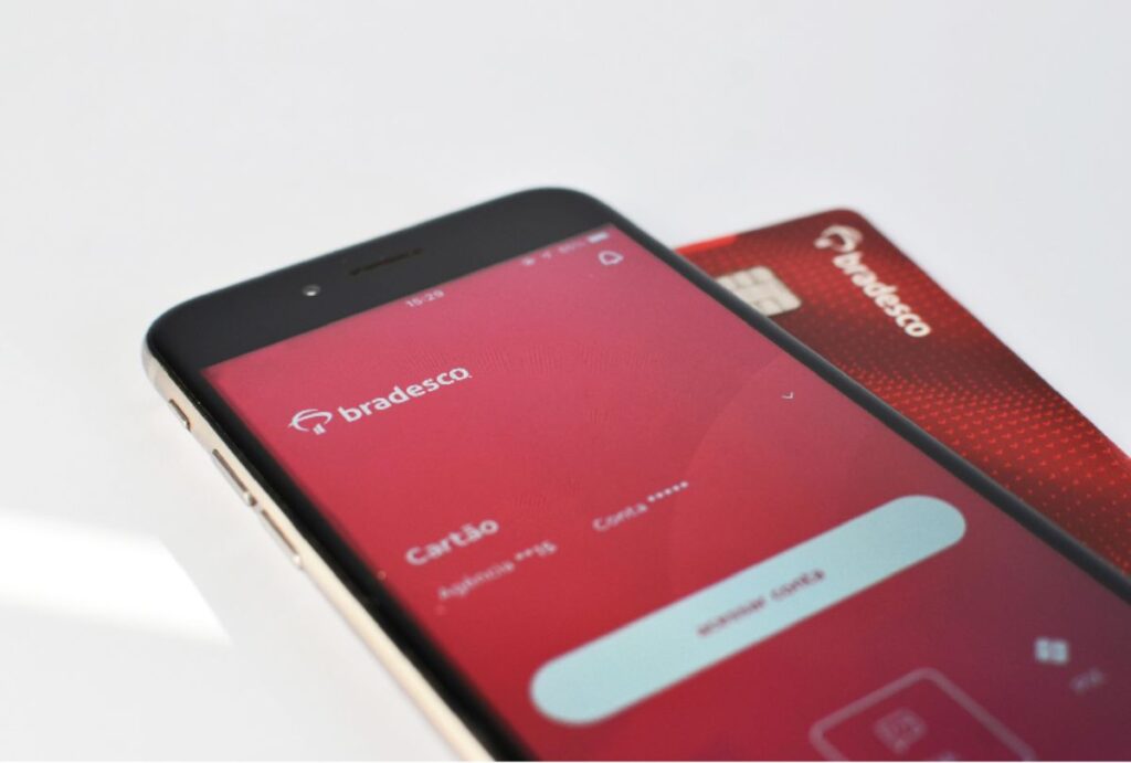 Celular com o aplicativo do Bradesco aberto