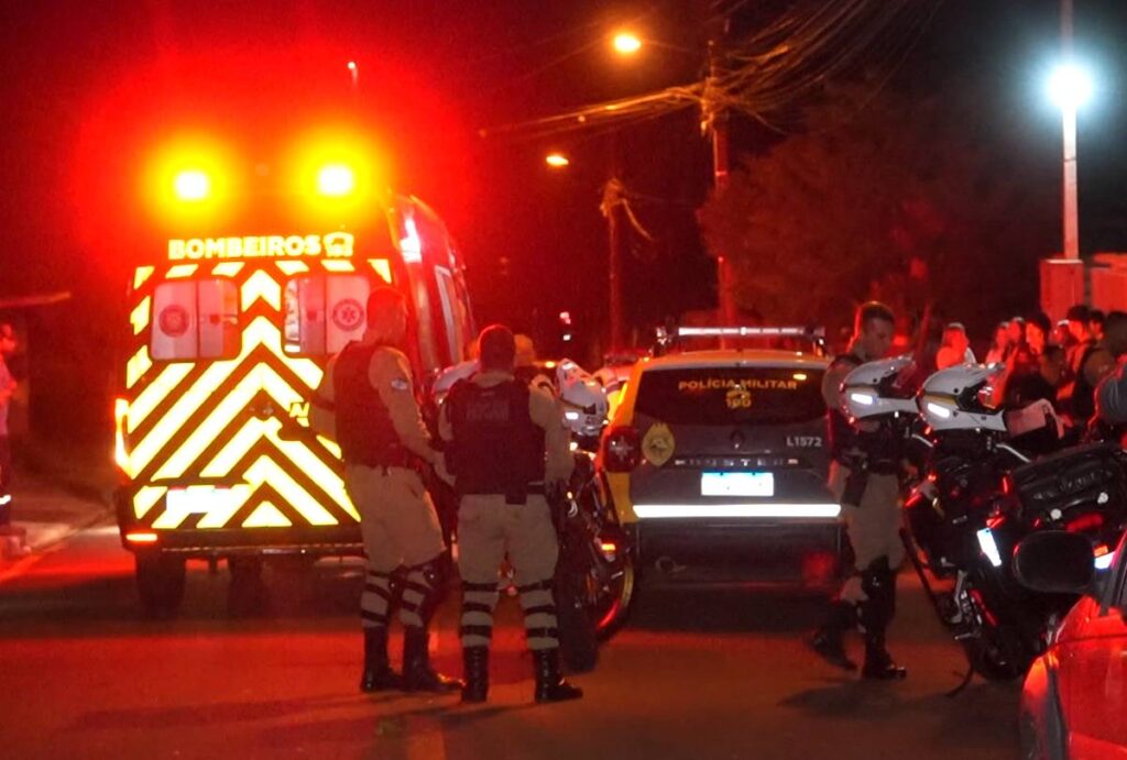 Viatura da Polícia Militar e do Siate no local do crime