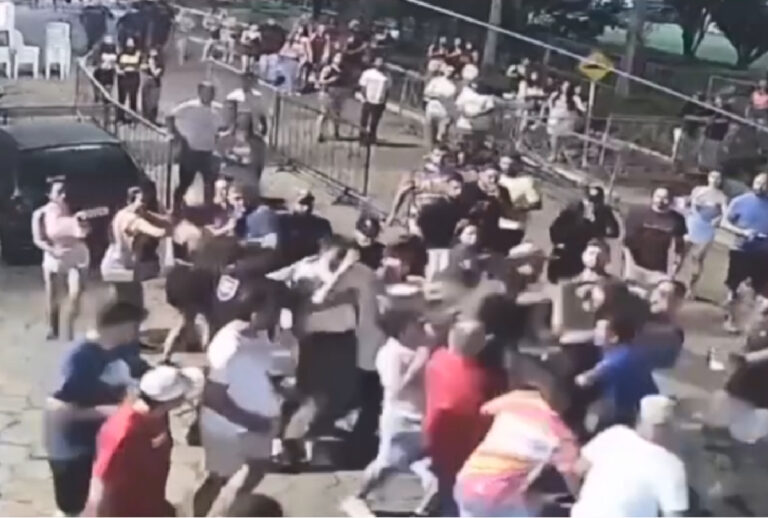 Print de câmera de segurança mostrando briga no carnaval de Tibagi