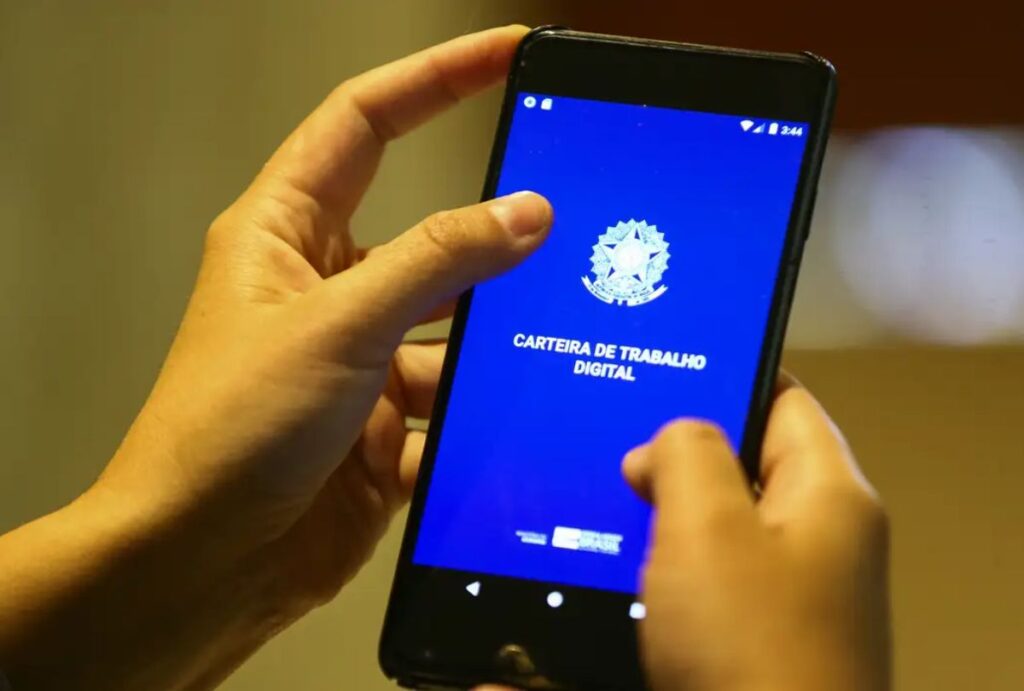 Celular com o aplicativo da Carteira de Trabalho Digital