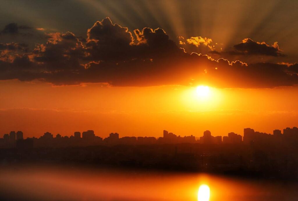 Céu laranja com sol