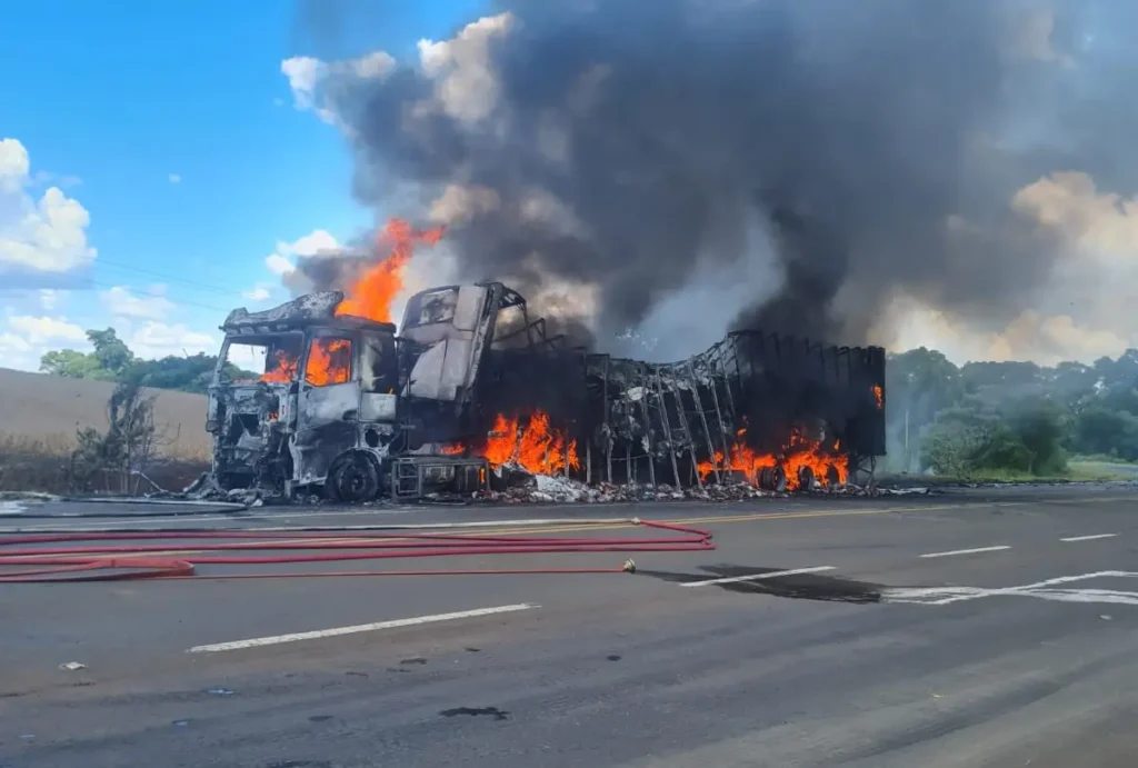 Caminhão pegando fogo