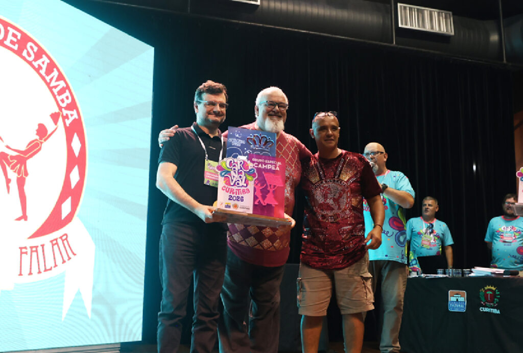 Entrega de troféu para a campeã do carnaval de Curitiba 2026