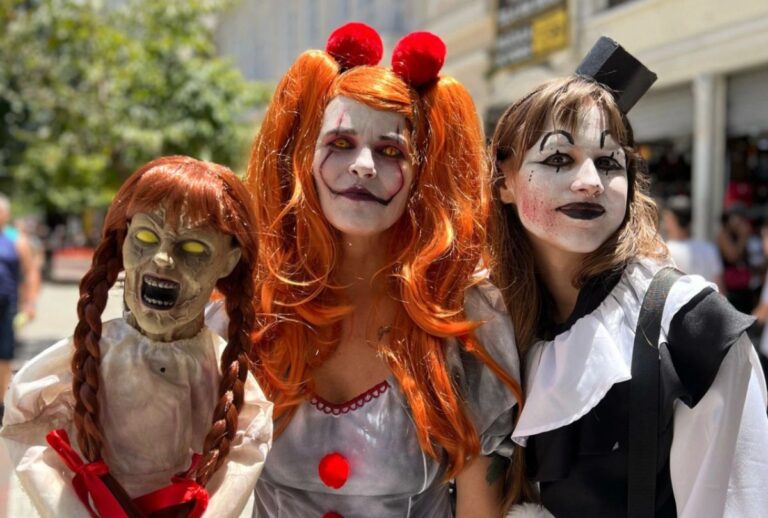 Foliões com fantasias de terror nas ruas de Curitiba.