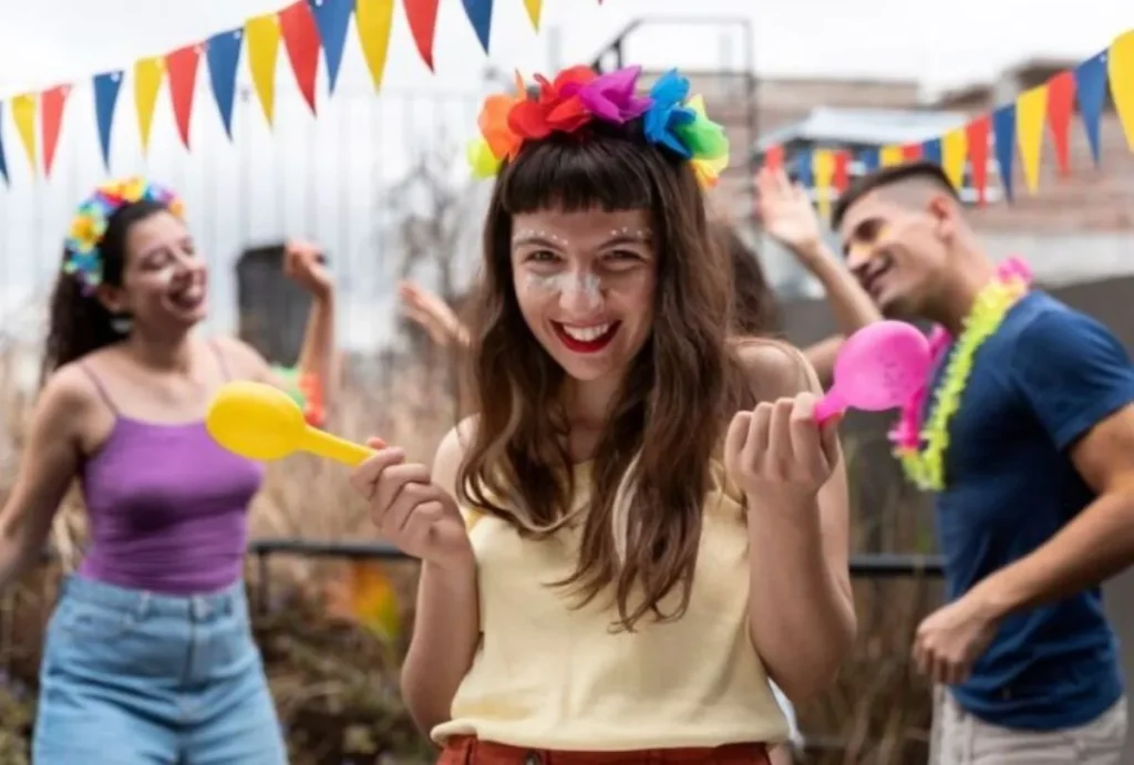 Mulher fantasiada em bloco de carnaval.