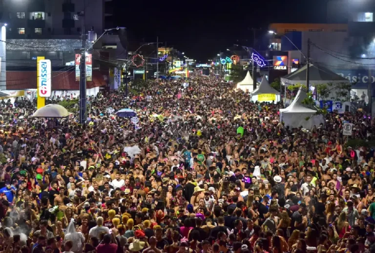 Diversas pessoas reunidas no Carnaval em Guaratuba