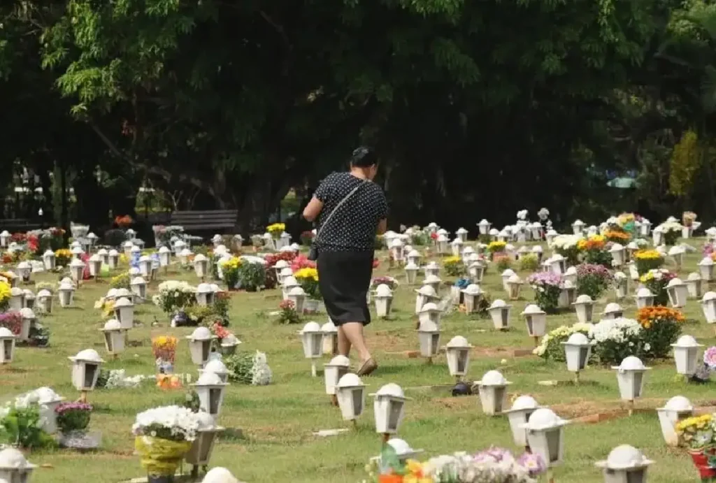 Mulher andando no cemitério