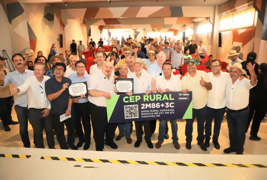 Representantes do gover reúnicos com placa escrito CEP Rural.