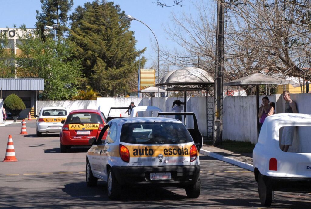 Carros da autoescola no Detran