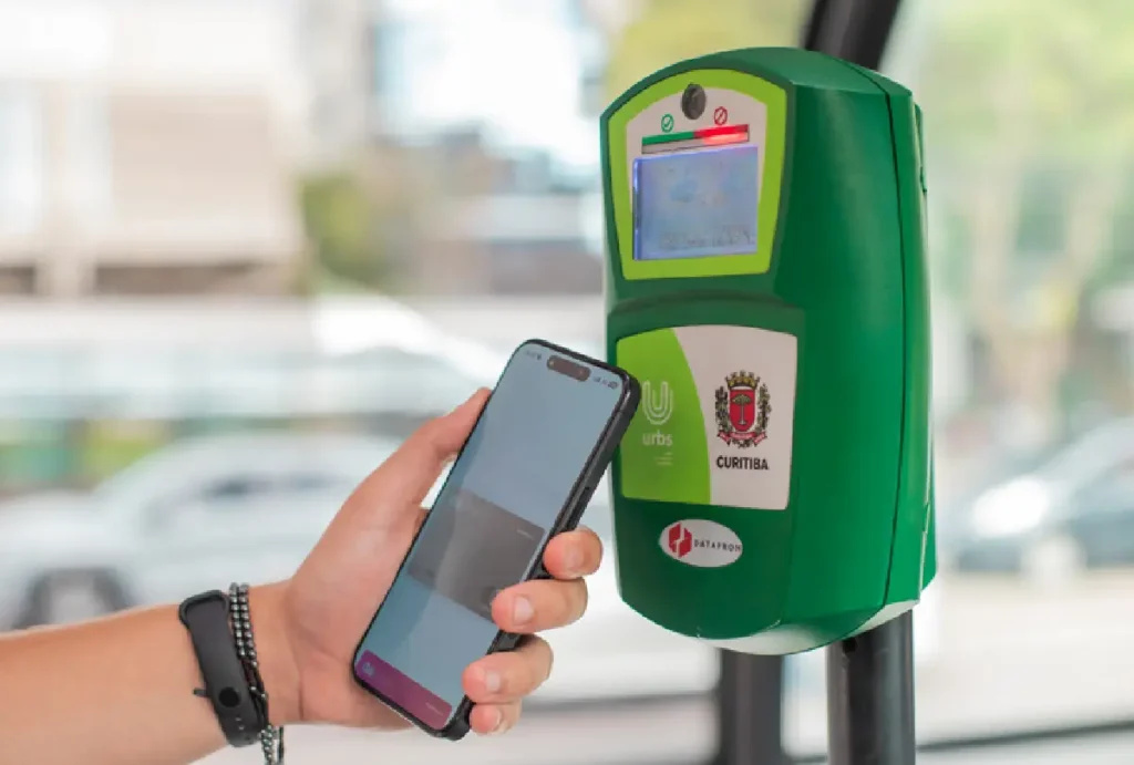 Homem encostando celular no validador