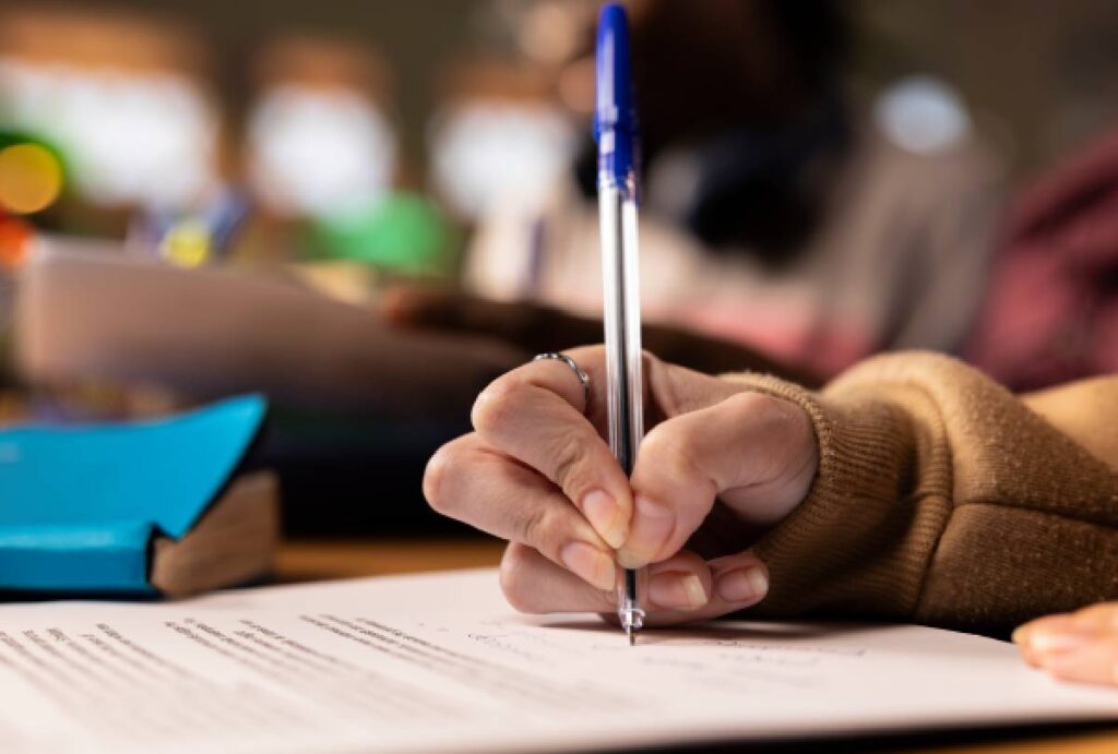 Mulher escrevendo em papel