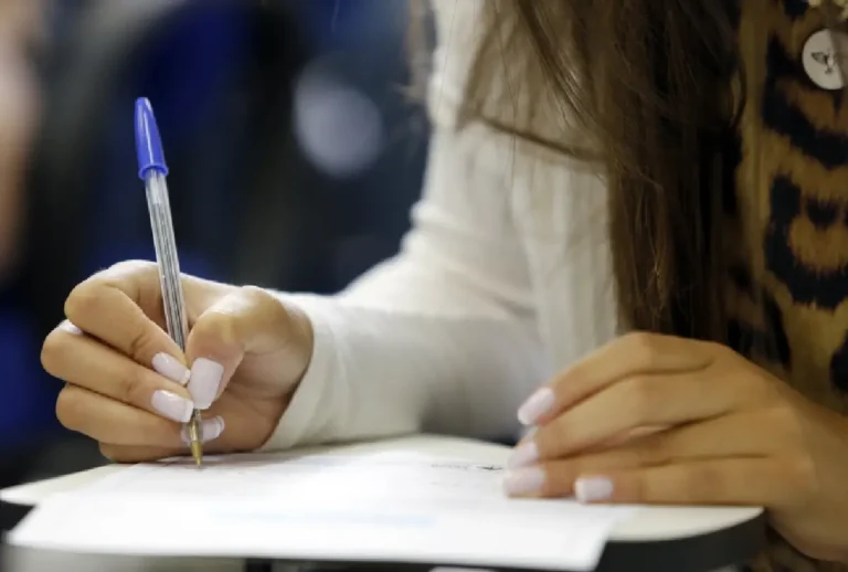 Mulher fazendo prova