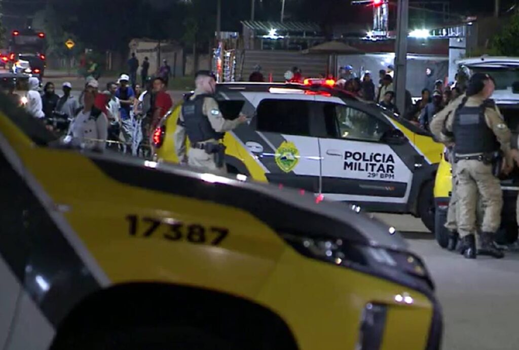 Viaturas da Polícia Militar do Paraná no meio da rua durante ocorrência