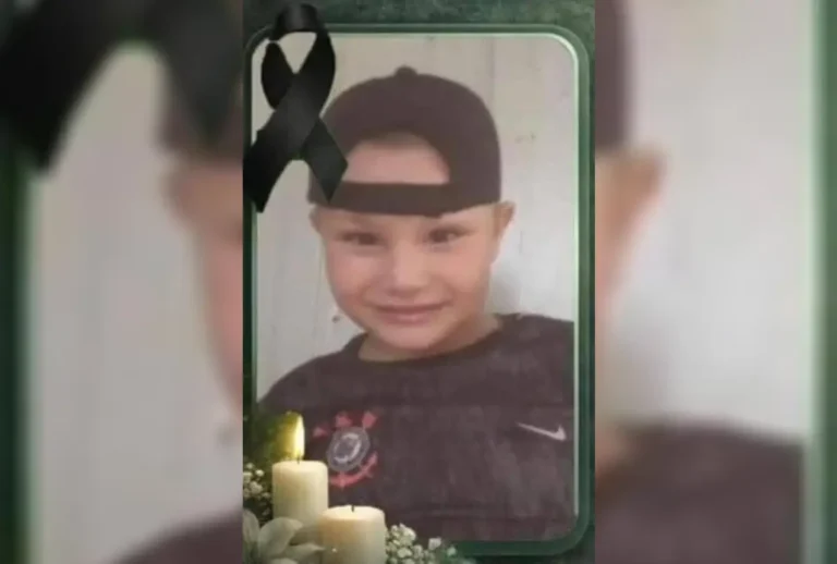 Criança de boné sorrindo