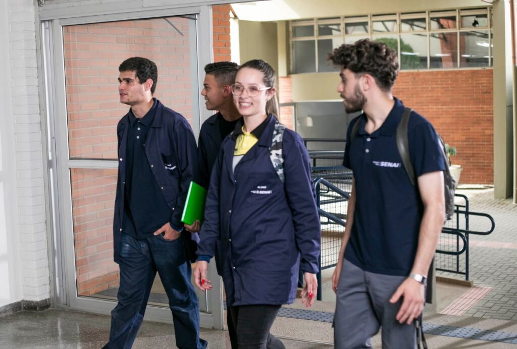 Alunos do Senai andando no corredor.