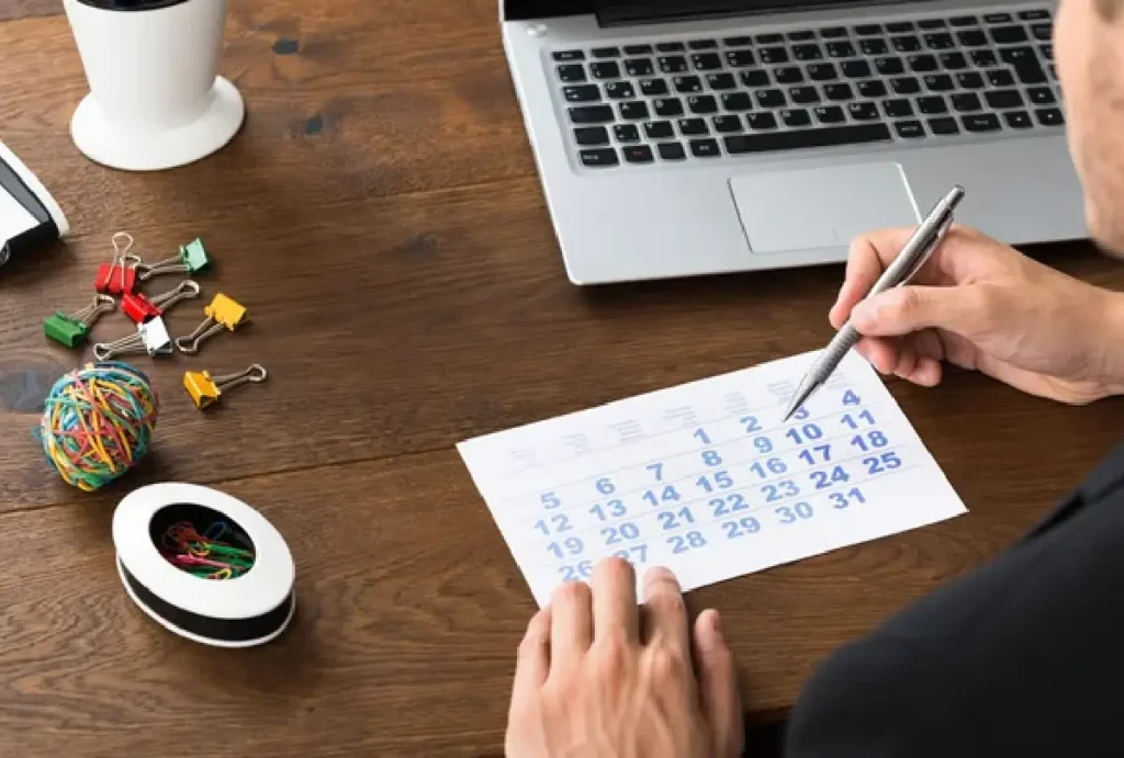 Pessoa olhando o calendário
