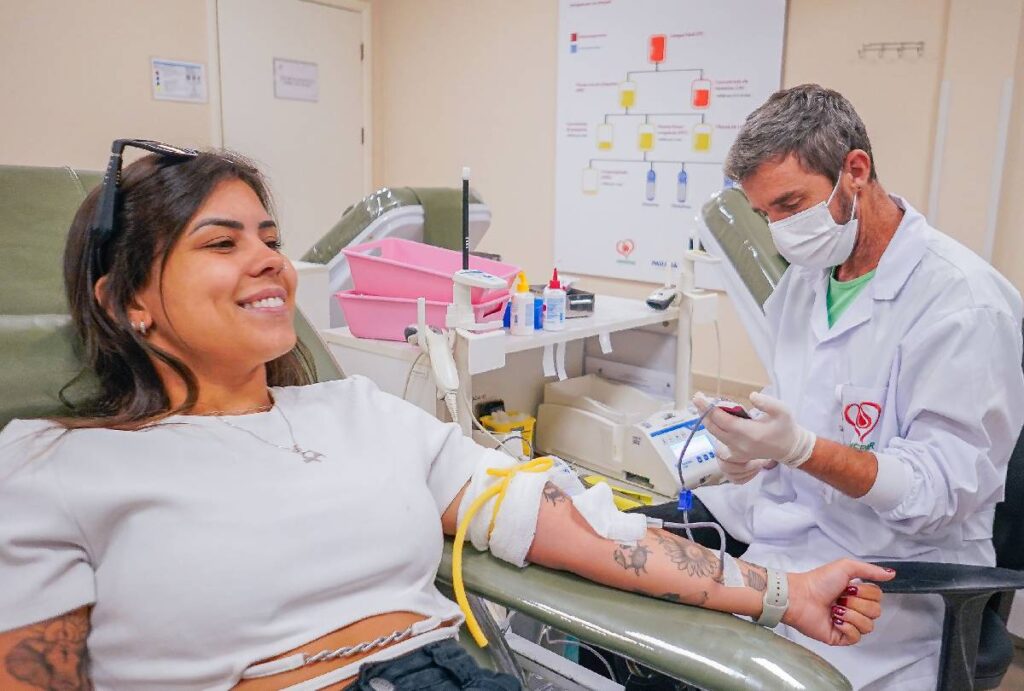 Mulher doando sangue