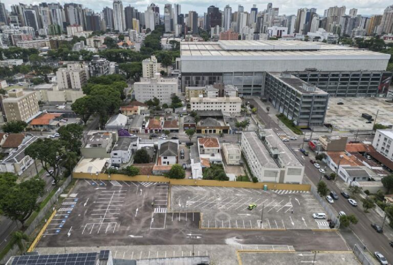 Estacionamento público perto da Arena da Baixada
