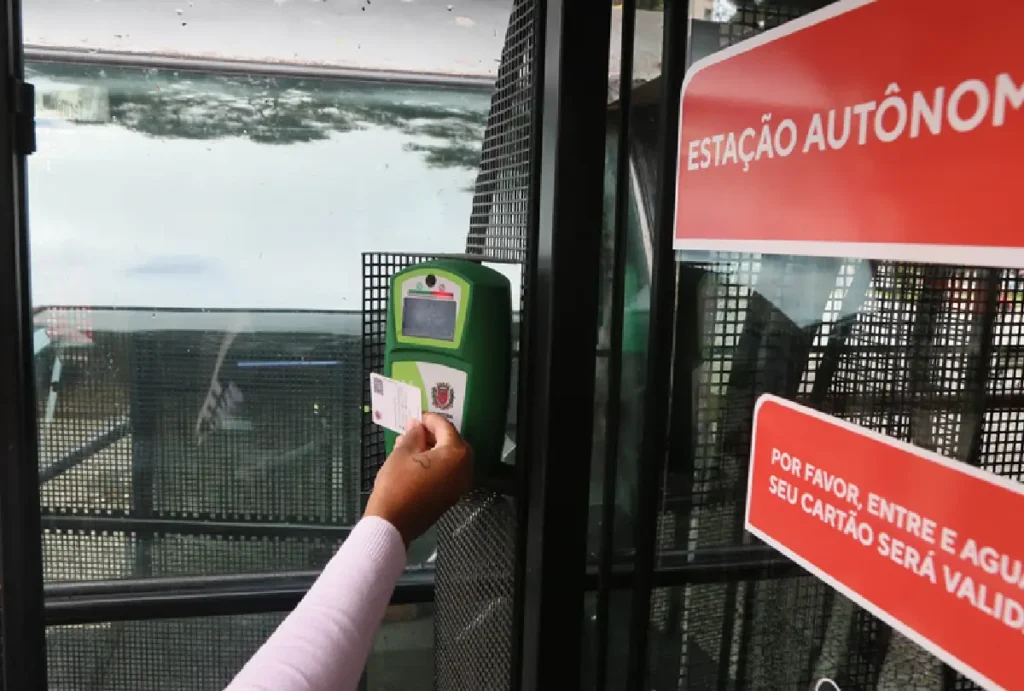 Estação-tubo autônoma