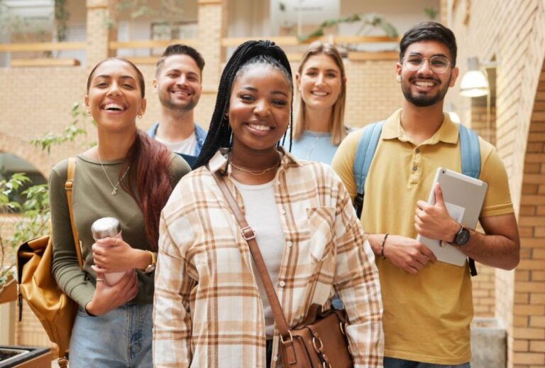 Joevns sorrindo para a câmera.