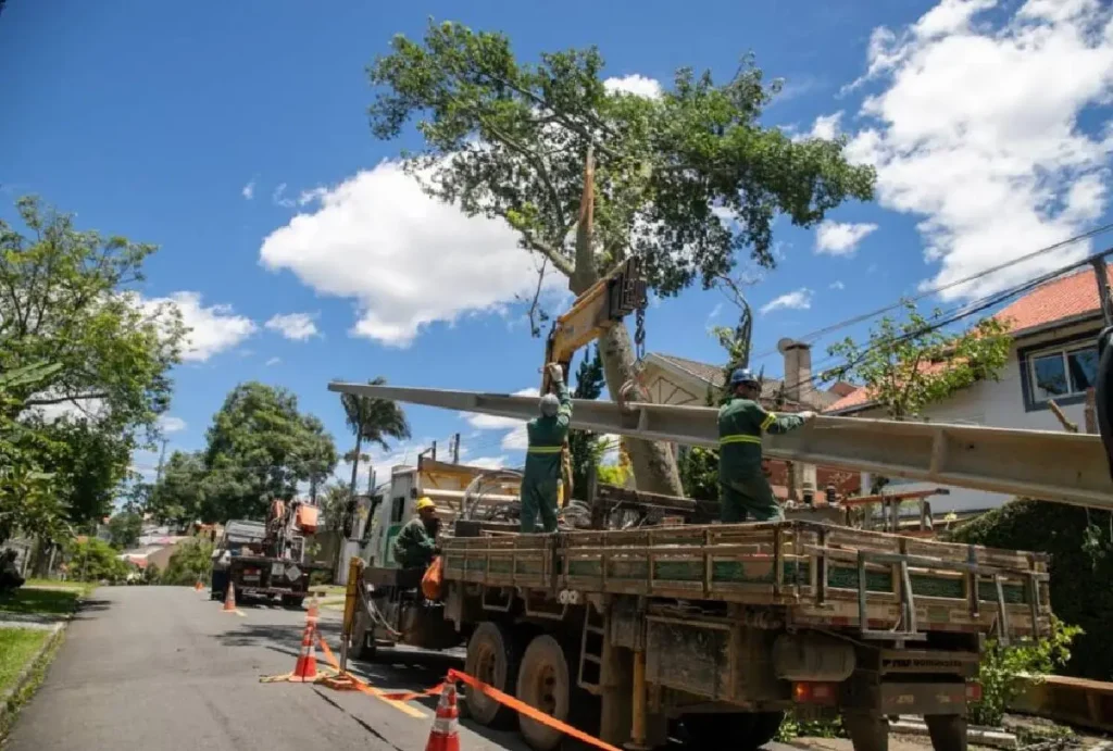 Funcionários da Copel trabalhando
