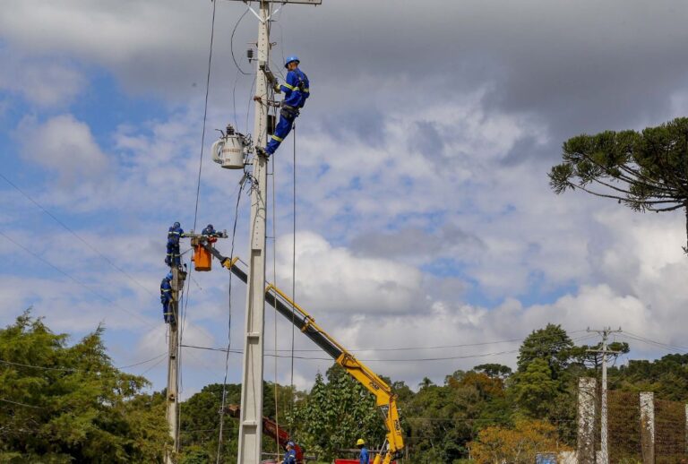 Funcionários da Copel trabalhando