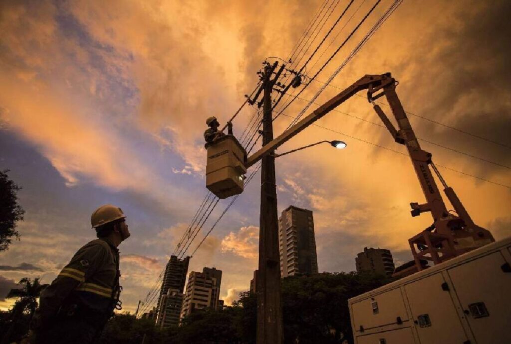 Funcionários da Copel trabalhando