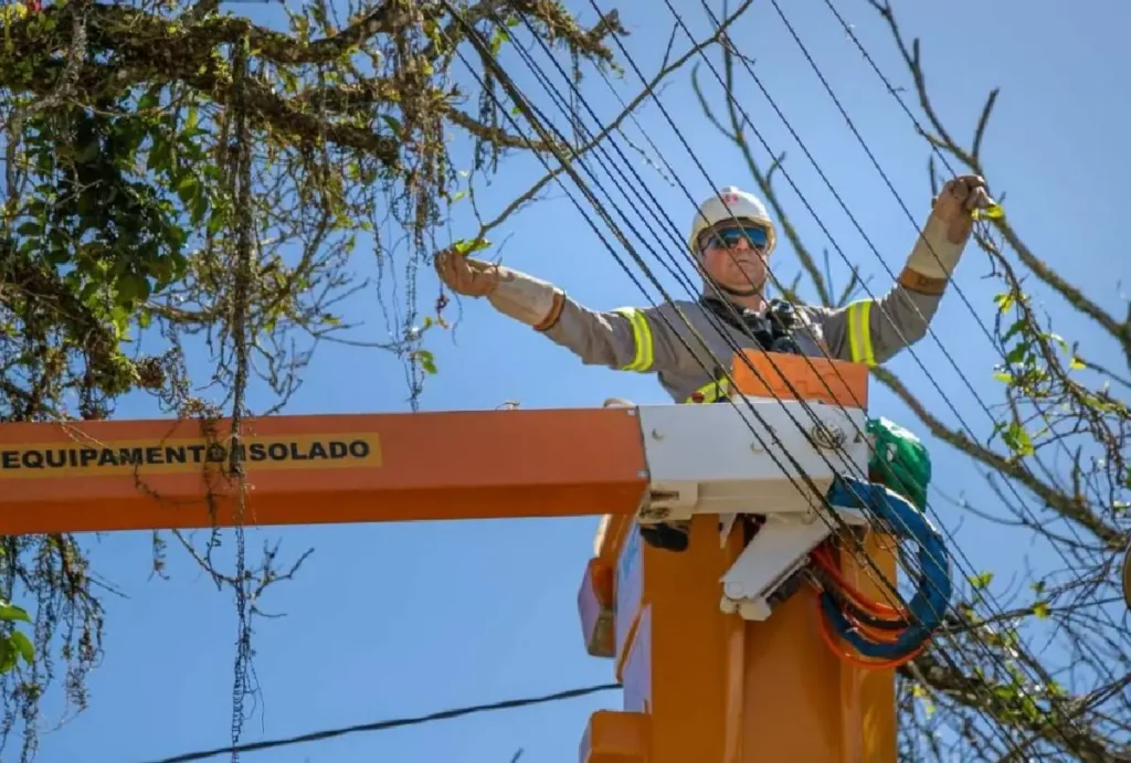 Funcionário da Copel trabalhando