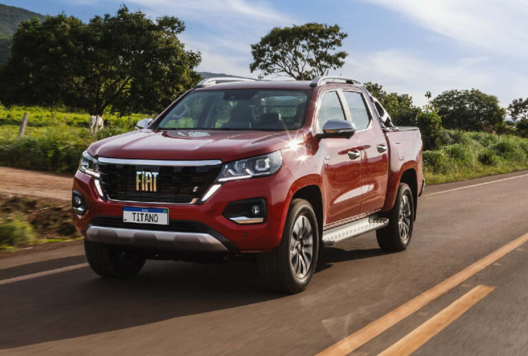 Fiat Titano Ranch vermelha em rodovia com paisagem ao fundo