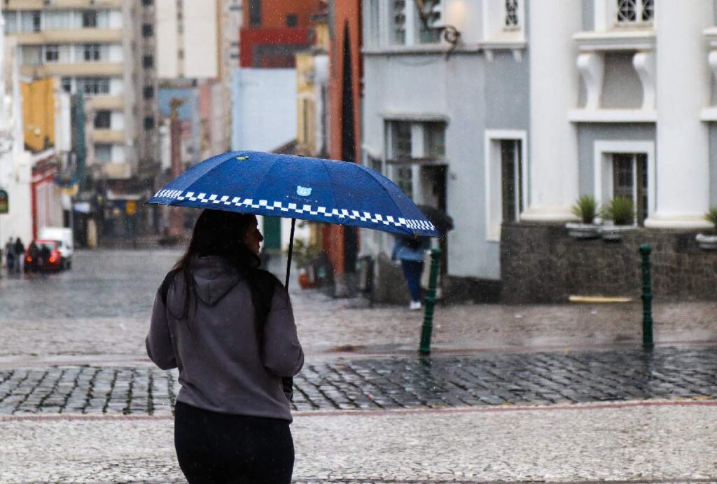 Mulher andando na chuva