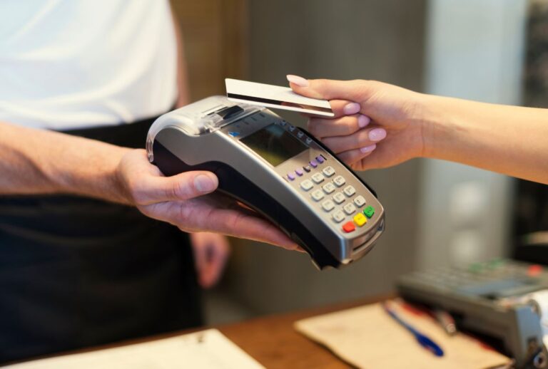 Cliente pagando com cartão na maquininha.